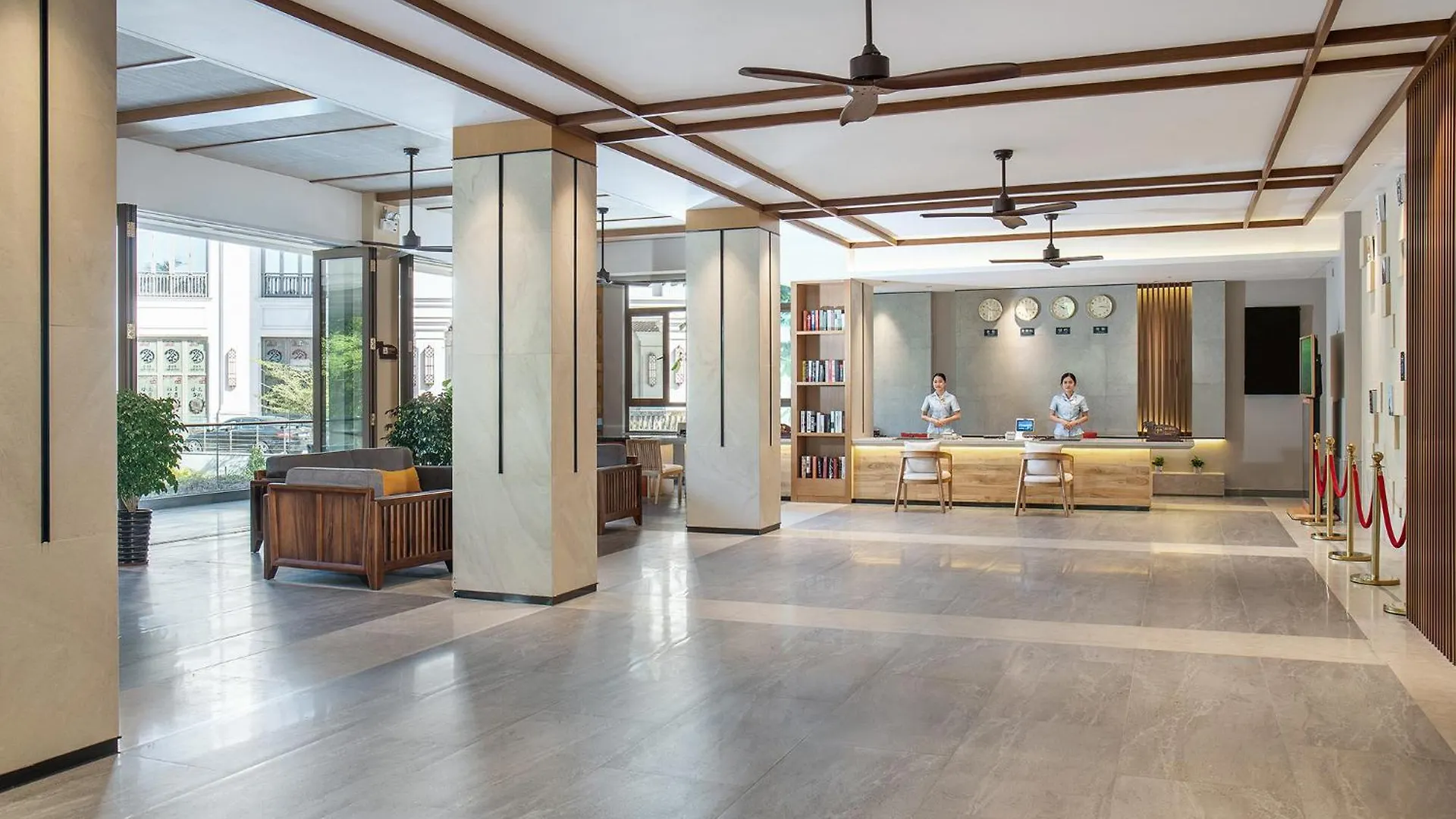 Sanya South China Hotel 4*,  中国